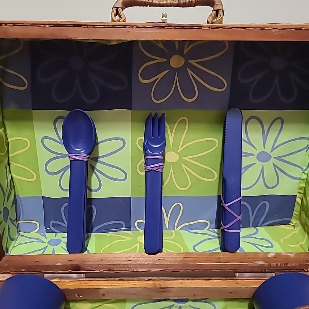 Vintage Wicker Picnic Basket Set. 4 Person Complete. Retro Floral Lining - Picture 3 of 6